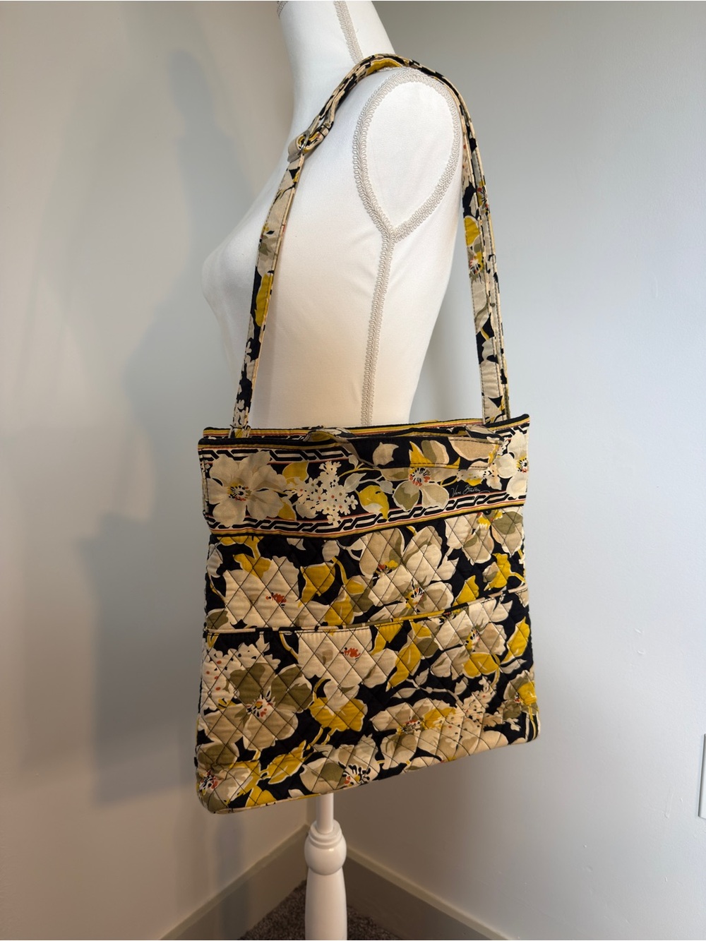 Vera Bradley Dogwood Floral Tote Bag Retired Print Magnetic Closure